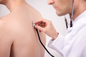 Praxisübungen für die Amtsarztprüfung - Arzt hört Patienten mit Stethoskop ab