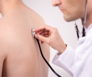 Praxisübungen für die Amtsarztprüfung - Arzt hört Patienten mit Stethoskop ab