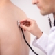 Praxisübungen für die Amtsarztprüfung - Arzt hört Patienten mit Stethoskop ab