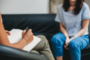 Zwei Frauen bei einer Psychotherapiestunde